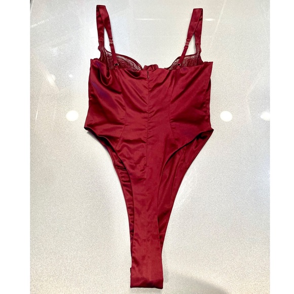 Oh Polly Satin Embellished Bodysuit size 4 Stassie Collection - Picture 12 of 12